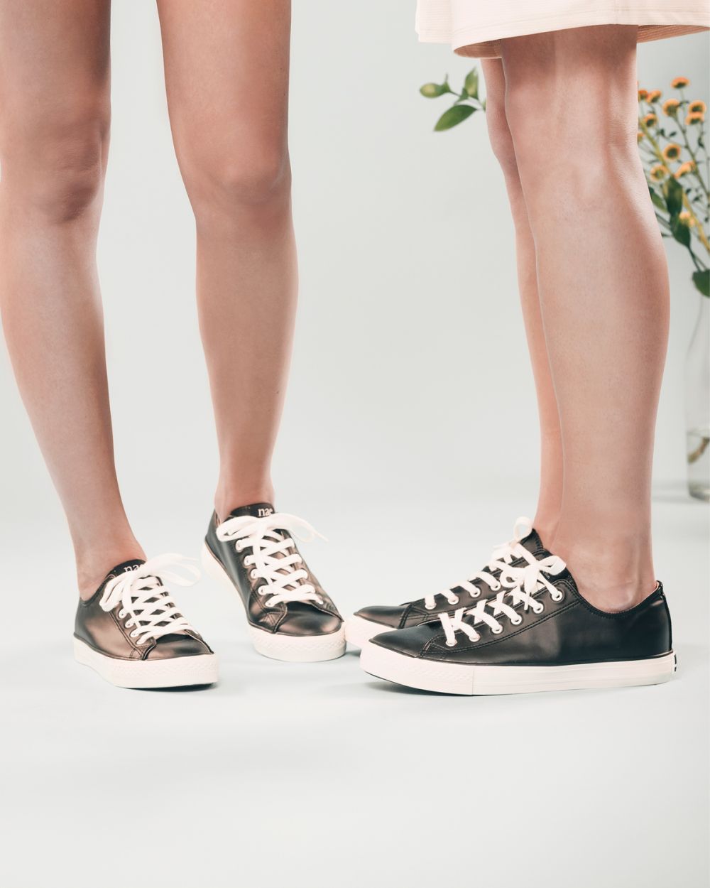 Clove Black vegan Low Top sneakers Lace-Up